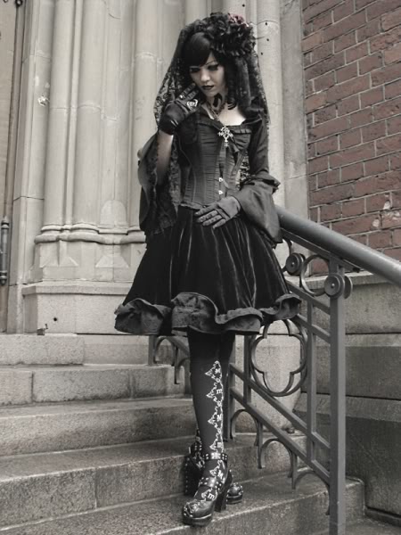 Crash course in lolita fashion Serina