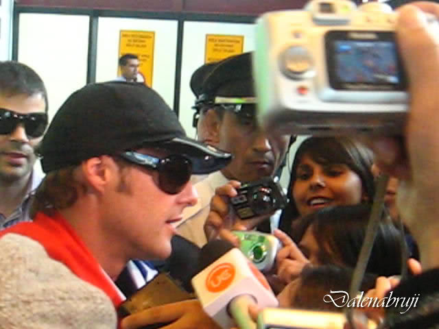 el recibiemiento de las fans en el aeropuerto Meneguzzi