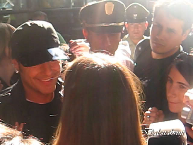 el recibiemiento de las fans en el aeropuerto Meneguzzi10