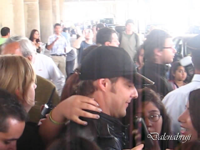 el recibiemiento de las fans en el aeropuerto Meneguzzi15