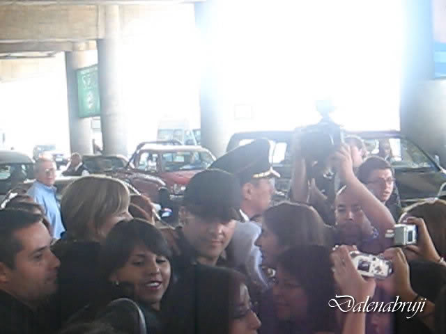 el recibiemiento de las fans en el aeropuerto Meneguzzi16