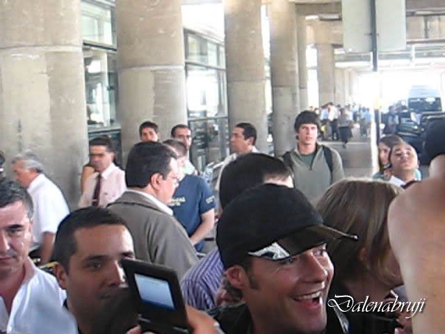 el recibiemiento de las fans en el aeropuerto Meneguzzi17