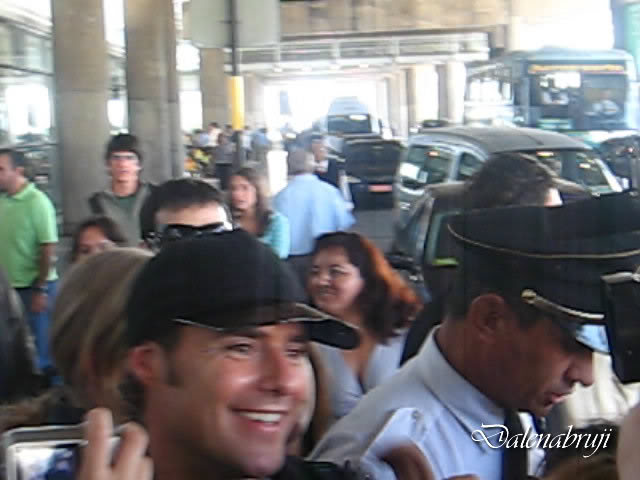 el recibiemiento de las fans en el aeropuerto Meneguzzi18