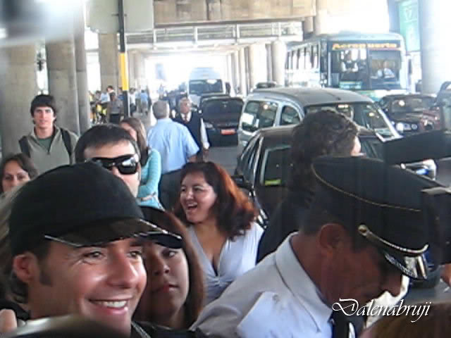 el recibiemiento de las fans en el aeropuerto Meneguzzi19