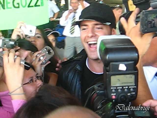 el recibiemiento de las fans en el aeropuerto Meneguzzi21