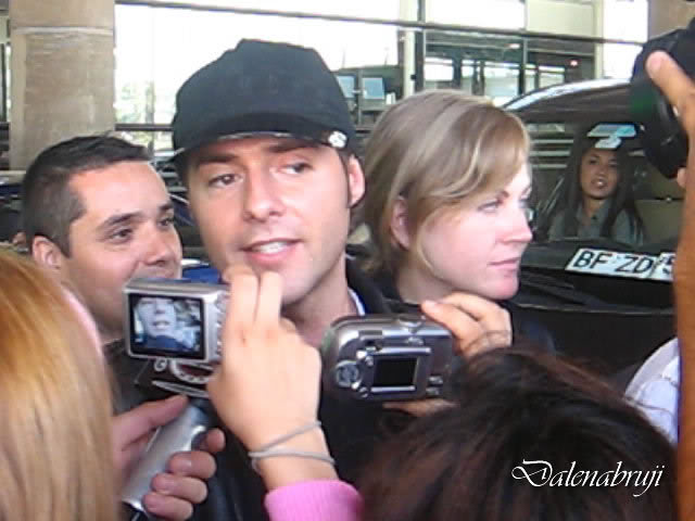 el recibiemiento de las fans en el aeropuerto Meneguzzi24