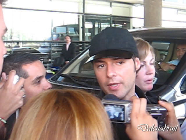 el recibiemiento de las fans en el aeropuerto Meneguzzi25