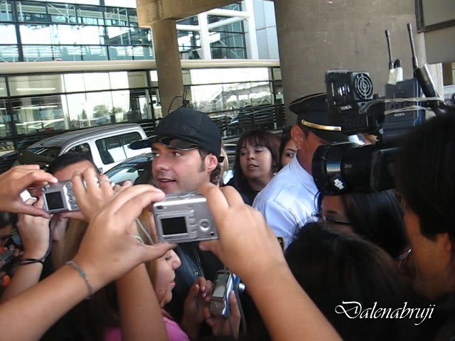 el recibiemiento de las fans en el aeropuerto Meneguzzi33