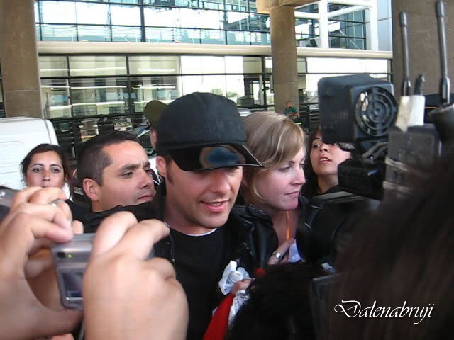 el recibiemiento de las fans en el aeropuerto Meneguzzi36