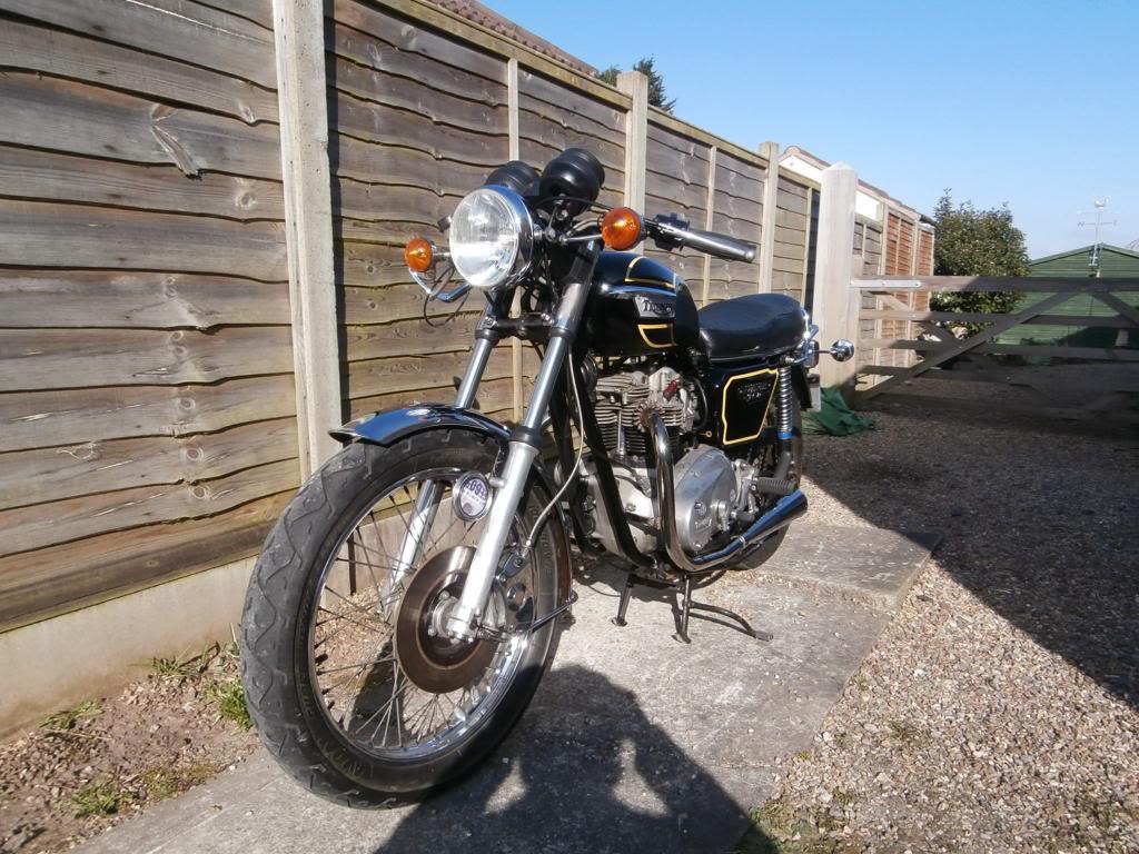 Triumph T140 Bonneville P4060071_zps17ff3209