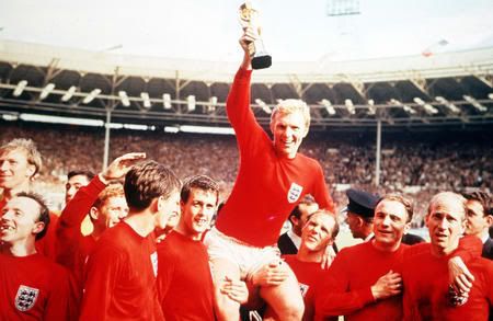 أفضل 10 منتخبات شاركت بكأس العالم BobbyMoore