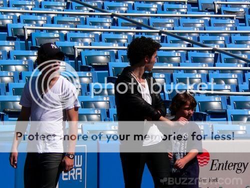 New York Yankees The_Jonas_Brothers_attend_Yankee-1