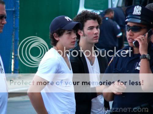 New York Yankees The_Jonas_Brothers_attend_Yankee-4