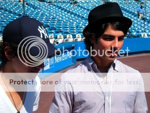 New York Yankees The_Jonas_Brothers_attend_Yankees_B