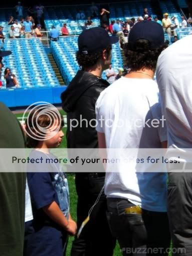 New York Yankees Normal_The_Jonas_Brothers_attend-2