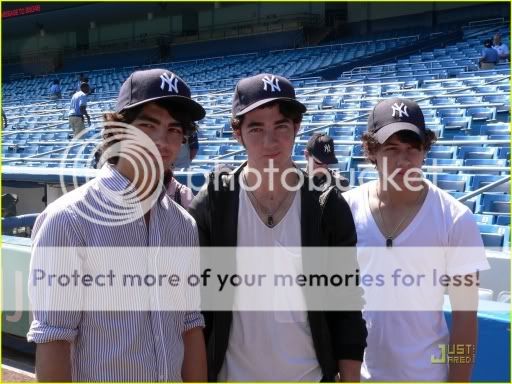 New York Yankees Normal_jonas-brothers-yankee-sta-1