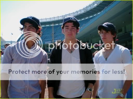 New York Yankees Normal_jonas-brothers-yankee-sta-3