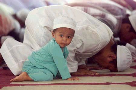 islamic  heeray Boyprayingwithdad