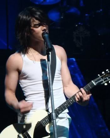 Random pictures of <insert obvious band name here> Joejonasmuscles