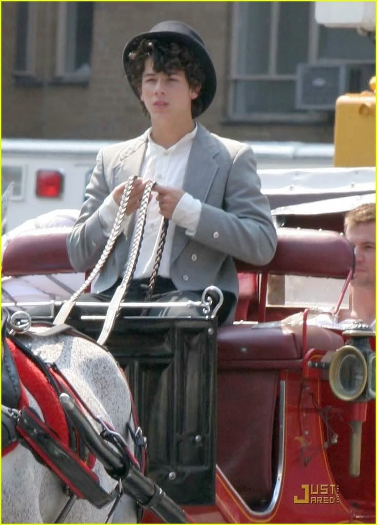 Nick Jonas filming 3D movie segment! Nick-jonas-top-hat-horse-02