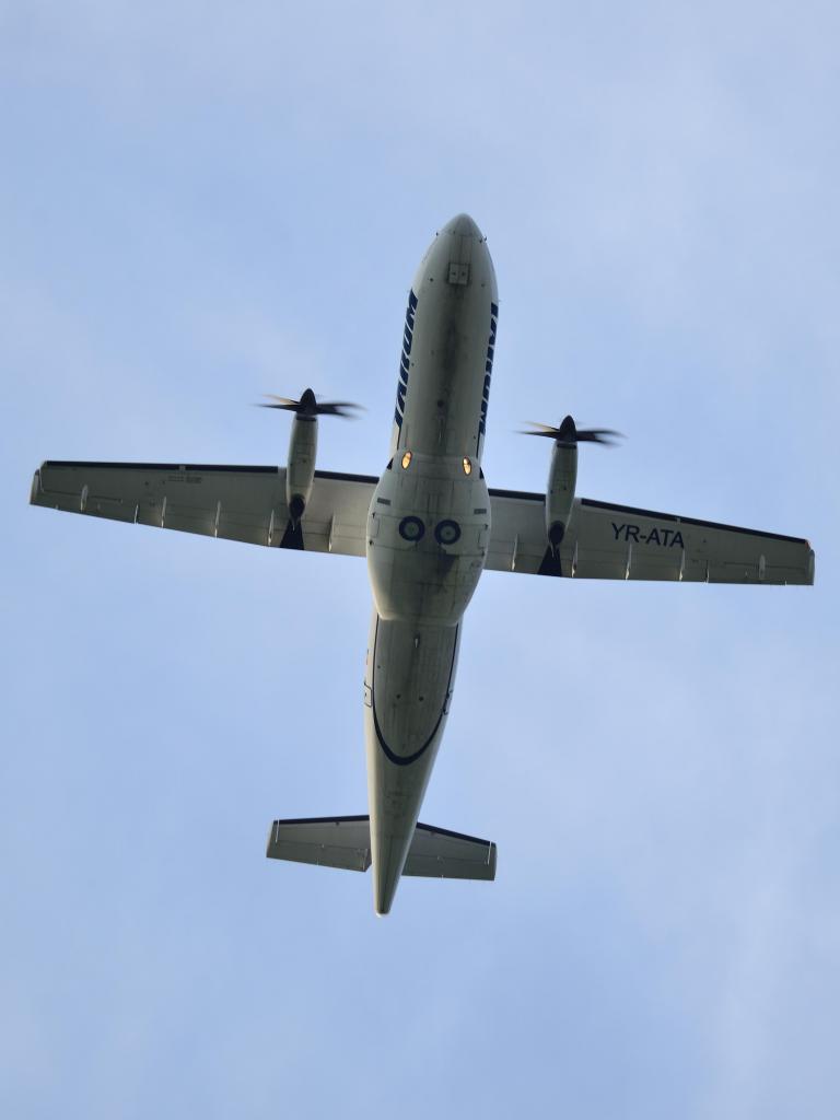 Aeroportul Bucuresti ( Henri Coanda/Otopeni )- Noiembrie 2012 YR-ata