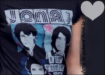 Miley Cyrus con camiseta Jonas Brothers Untitled4-2