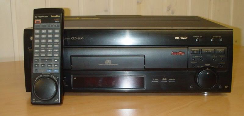 The Pioneer CLD-2950 Laserdisc Player. Pioneer_cld-2950_4