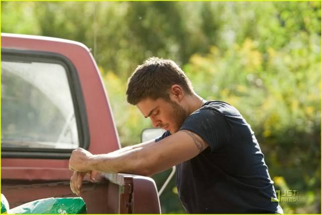 Caso: Muertes En La Universidad Zac-efron-lucky-one-stills-02