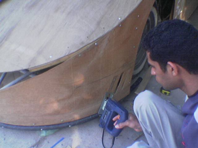 عماني يصنع سيارة خشبية 12-3