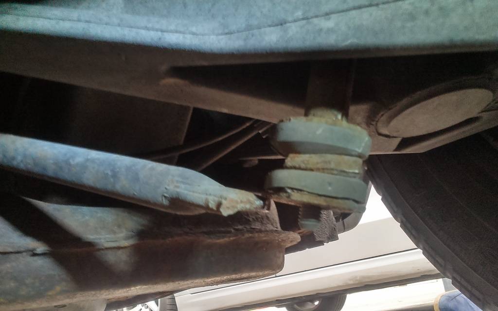 For all you 1997 owners found it! 1997 Buick Riviera REAR Lateral Arm's new 0417151319a_zpswn8uw4jt