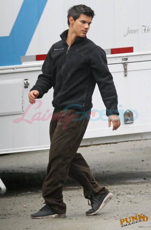 Taylor Lautner ejercitandose en el set de New Moon 18/04 TAYLOR1B