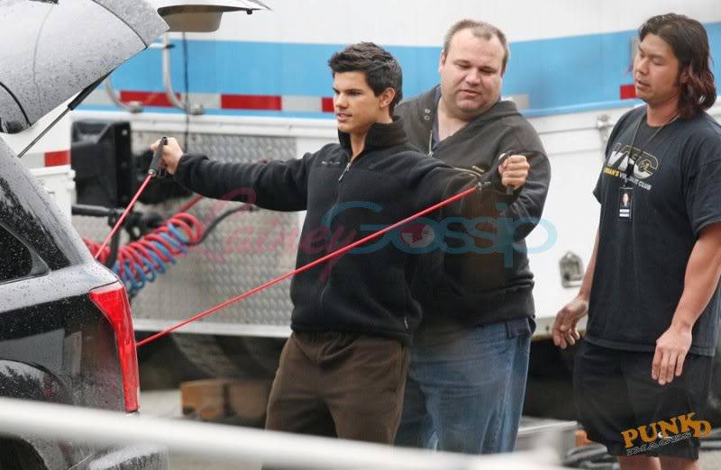 Taylor Lautner ejercitandose en el set de New Moon 18/04 TAYLOR1C