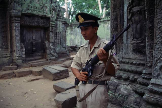 Kỉ niệm 20 năm Việt Nam rút quân khỏi Campuchia 152-CambodiansoldierinAngkortemple