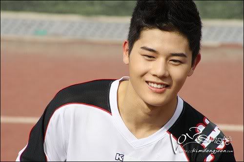 [PICS] Maknae jugando football (Idol United) Image77