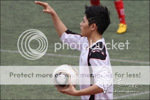 [PICS] Maknae jugando football (Idol United) Image78