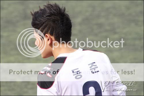 [PICS] Maknae jugando football (Idol United) Image80