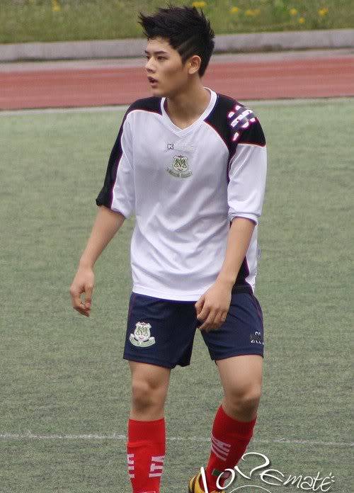 [PICS] Maknae jugando football (Idol United) Image85