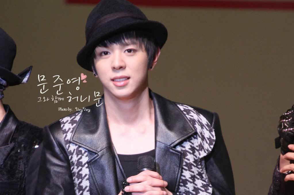 [PICS] Moon JunYoung [PERFORMANCE] Image108