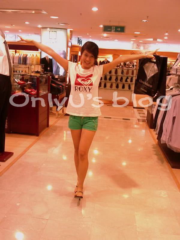 Em gái Thủy Top đã khởi động cạnh tranh với đàn chị ? b-) Linhhot_shopping_0105