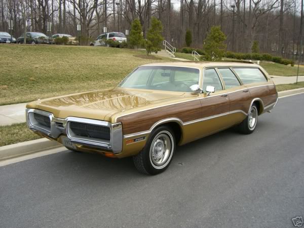 photos de station wagon et corbillards - Page 3 1972_Plymouth_Fury_Sport_Suburban_B