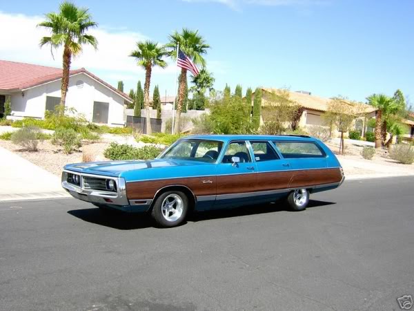 photos de station wagon et corbillards - Page 3 72ChryslerTownCountryWagon3