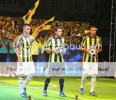 Fenerbahe Futbol Takm'nn 2008-2009 sezonunda giyecei formalar ve Fenerium'un sonbahar-k kreasyonu dzenlenen defileyle tantld. 41c4a198