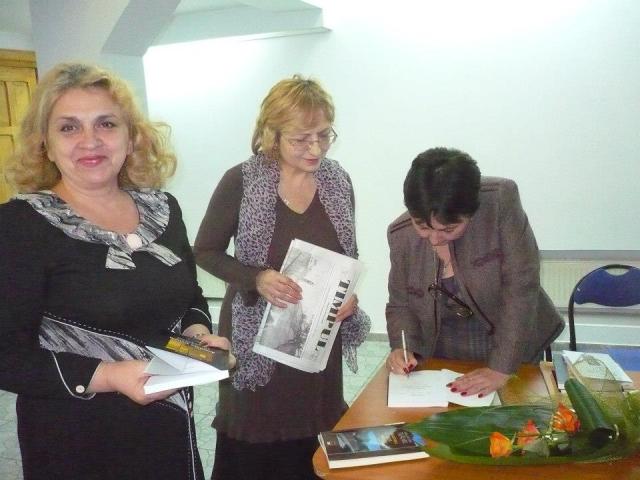 23 februarie 2013-Lansare de carte, Aventura lecturii, Poezie română contemporană, Mioara Bahna 487293_430417993704295_1802940395_n