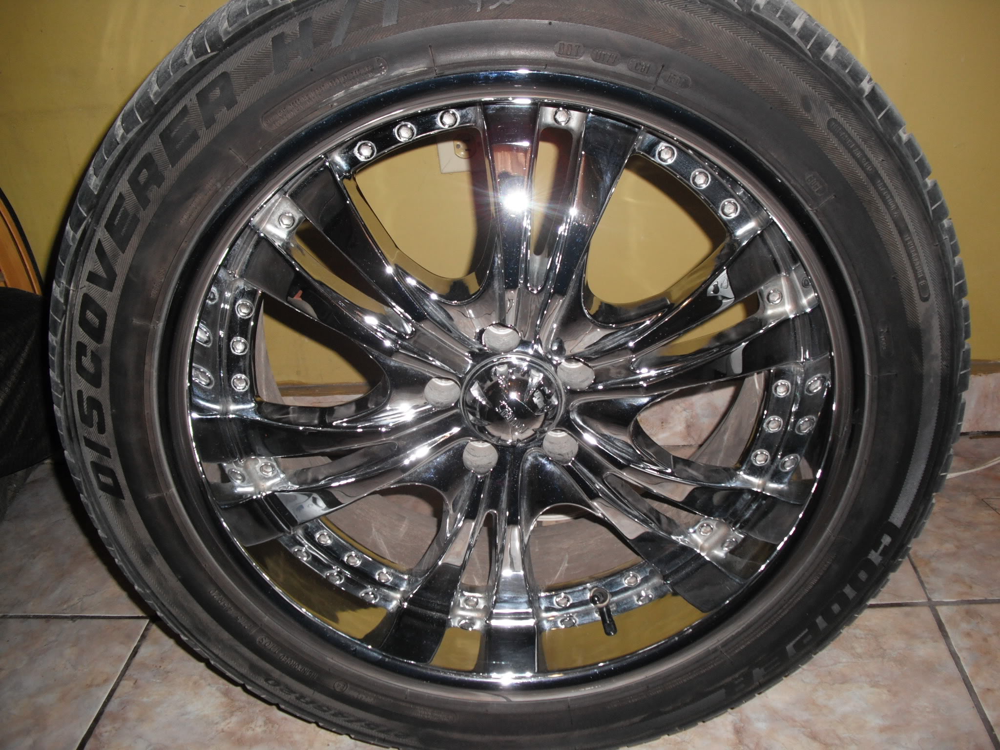 VENDO RINES 20 NUEVOS CON LLANTAS  245 45 R20 Rin202