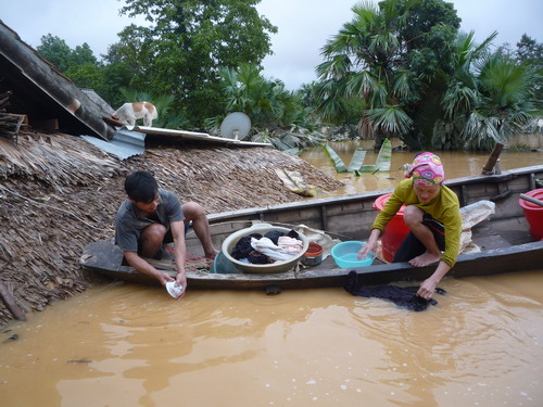 CỨU TRỢ ĐỒNG BÀO MIỀN TRUNG BỊ MƯA LŨ NẶNG NỀ 10.2016 Anh-minh-hoa-cua-lequocchau2