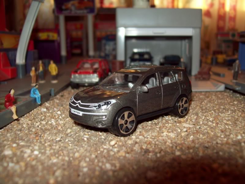 Novedades de mi colección Majorette (Peugeot 4007 y Citroen C Crosser) 000_0004-4