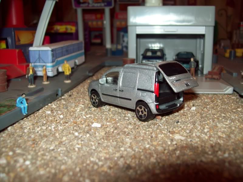 Novedades de mi colección Majorette (Subaru impreza, Renault Kangoo II, Daf) RENAULTKANGOO3