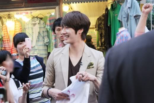 [KA] Jung Il-woo’s guerrilla date causes a stir Jiw_guerilla3