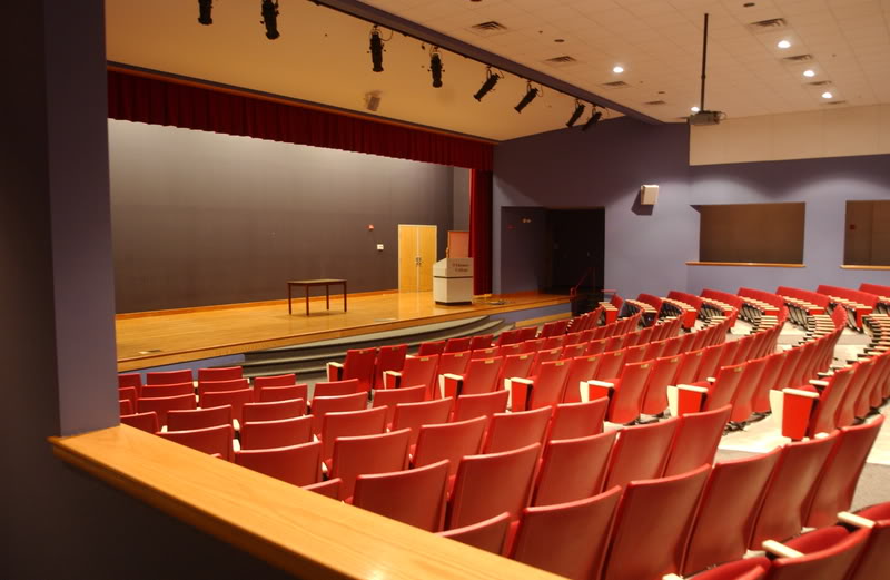 Akt sal Auditorium-sideviewofstage-empty