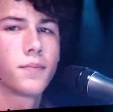 Nick Jonas llorando por "A Little Bit Longer" Nick_llorando